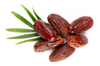 Kuru tarihler beyaz arkaplanda izole edilmiş. Üst Manzara. Düz yatıyordu.