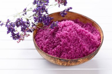 Kasede deniz tuzu, şişelerde aroma yağı, sağlık ve çiçekler. 