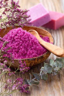 Kasede deniz tuzu, şişelerde aroma yağı, sağlık ve çiçekler. 