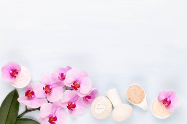 Deniz tuzu, aromaterapi yağı şişelerde ve orkide antika ahşap.