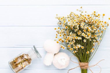 Deniz tuzu, vintage ağaçlık şişelerde papatya aromaterapi yağı