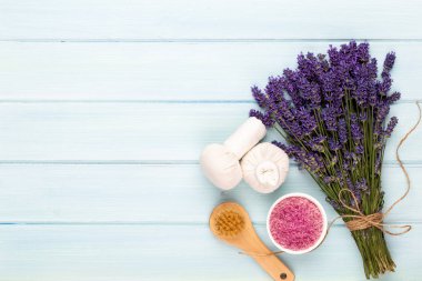 Yetiştirme ürünleri ve beyaz ahşap şeritte taze lavanta buketi.