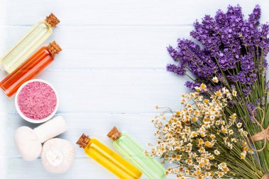 Yetiştirme ürünleri ve beyaz ahşap şeritte taze lavanta buketi.