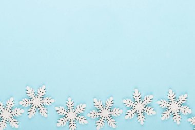Noel arkaplanı. Beyaz kar süslemeleri pembe bir sırtüstü