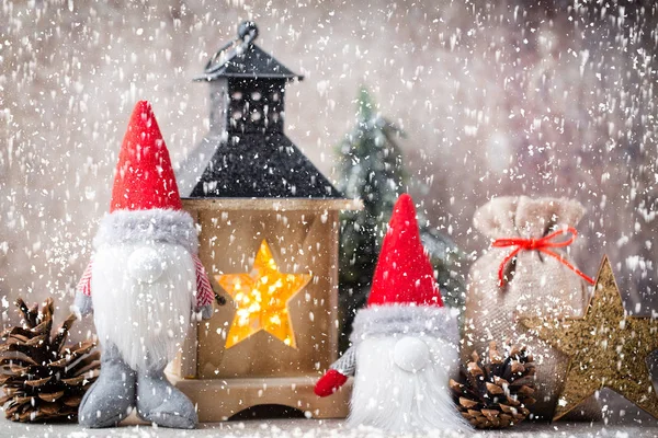 Noel gnome und Noel Baba şapkası. Noel desen. Arka plan üzerinde 