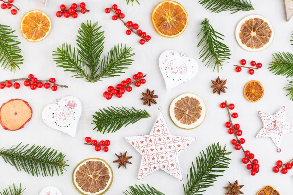 Noel kompozisyonu. Hediyeler, beyaz backgro üzerinde koni süslemeleri