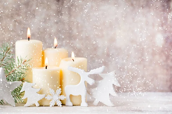 Noel mumları ve ışıklar. Noel arkaplanı.