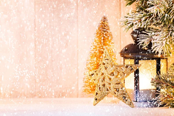 Lámpás. Karácsonyi fény, karácsonyi dekoráció és jelenet. — Stock Fotó