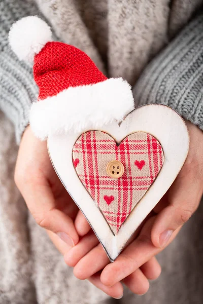 Kerst decor in vrouwen hand. Kerstkaart. Vrouwenkleding — Stockfoto