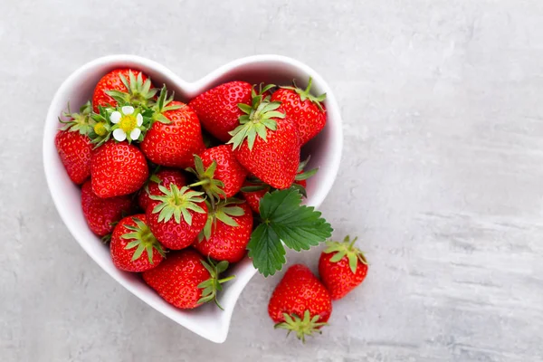 Corazón de fresa. Fresas frescas en plato en madera blanca ta — Foto de Stock