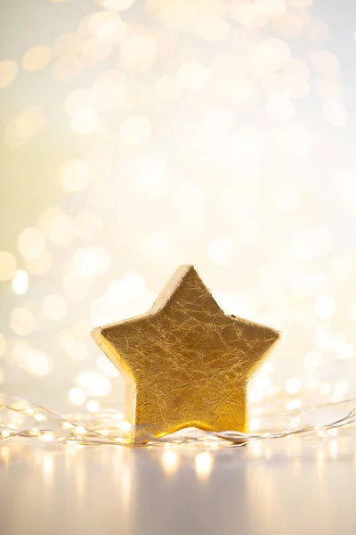 Fondo bokeh de Navidad con estrella decorativa . — Foto de Stock