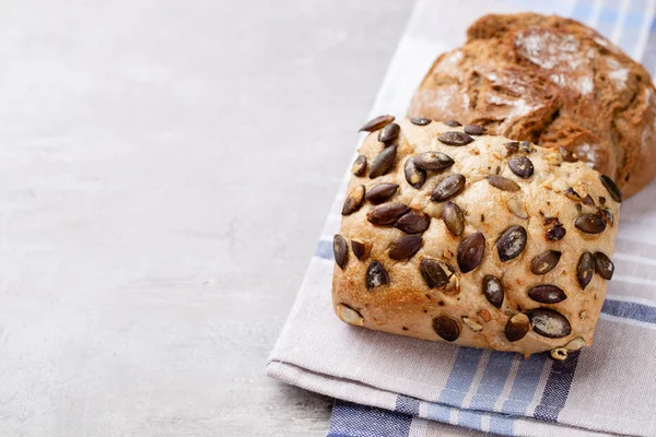 Ahşap arka planda altın kırsal ekmek ve çörekler