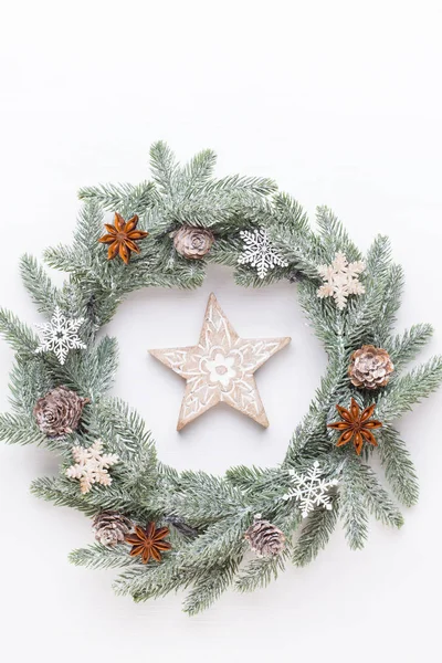 Noel çelengi. Beyaz arka planda Noel süsleri. Fla