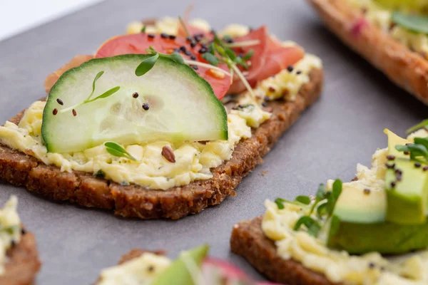 Krem peynirli, sebzeli ve salamlı sandviç..