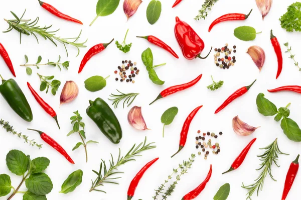 Baharatlı bitkisel yapraklar ve beyaz arka planda kırmızı biber. Vegeta