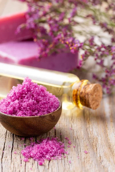 Tengeri só tálban, aromaolaj palackban, Wellness és virágok — Stock Fotó