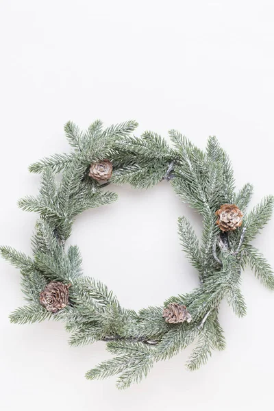 Noel çelengi. Beyaz arka planda Noel süsleri. Fla