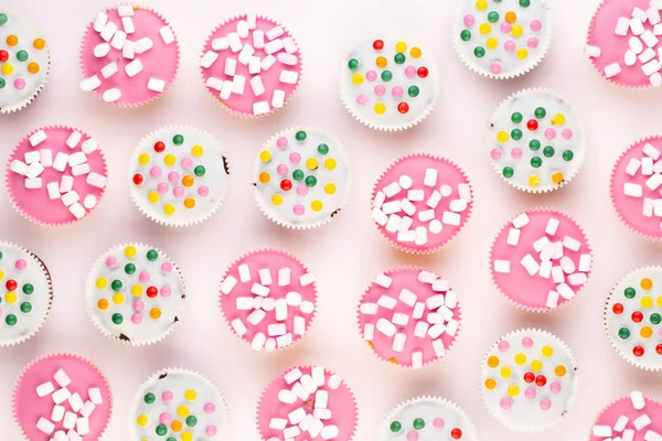 Coloridos cupcakes sobre un fondo blanco . —  Fotos de Stock