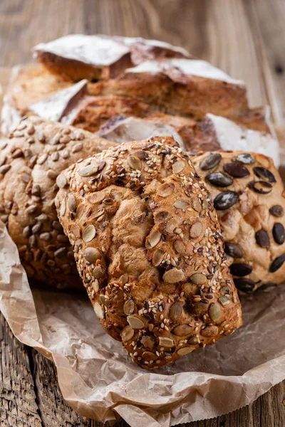 Ahşap arka planda altın kırsal ekmek ve çörekler