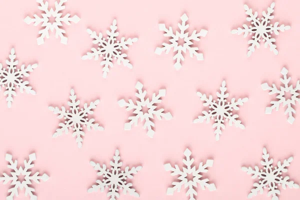 Fundo de Natal. Decorações de neve branca em um backgroun rosa — Fotografia de Stock