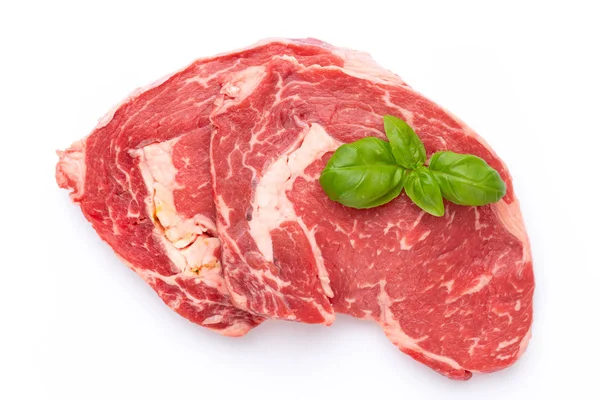 Beyaz arka planda taze çiğ biftek izole edilmiş..