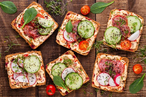 Krem peynirli, sebzeli ve salamlı sandviç.. 