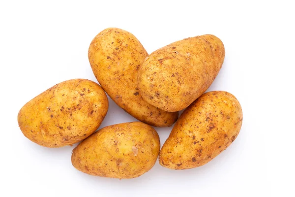 Beyaz arka planda izole edilmiş patatesler. Düz yatıyordu. Üst görünüm.