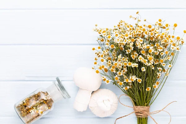 Deniz tuzu, vintage ağaçlık şişelerde papatya aromaterapi yağı