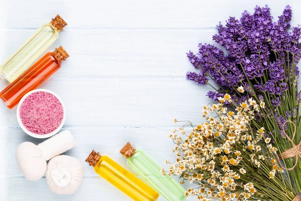 Yetiştirme ürünleri ve beyaz ahşap şeritte taze lavanta buketi.