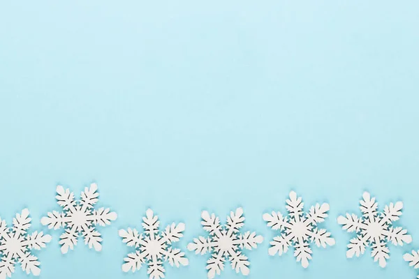 Noel arkaplanı. Beyaz kar süslemeleri pembe bir sırtüstü — Stok fotoğraf
