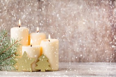 Noel mumları ve ışıklar. Noel arkaplanı.