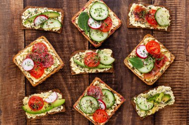 Krem peynirli, sebzeli ve salamlı sandviç..