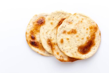 Flatbreads. Arap beyaz arka plan üzerinde izole ekmek.