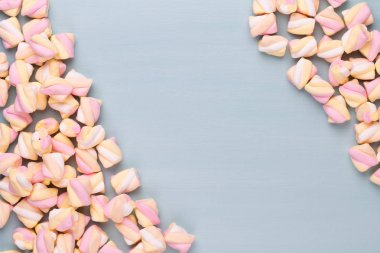 Marshmallow boşaltmak mavi zemin üzerine. Düz yatıyordu veya üst 