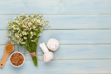 Deniz tuzu, şişelerde aromaterapi yağı ve vintage w papatya