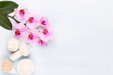 Deniz tuzu, aromaterapi yağı şişelerde ve orkide antika ahşap.