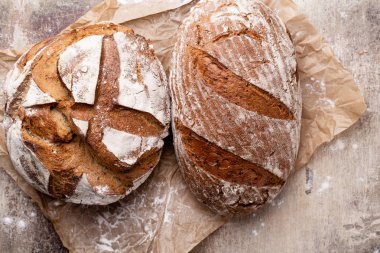 Ahşap masa arkasında pişmiş ekmek çeşitleri.