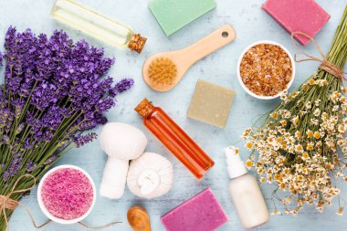 Yetiştirme ürünleri ve beyaz ahşap şeritte taze lavanta buketi.