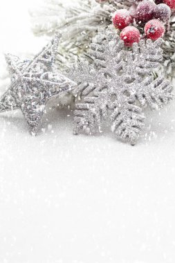 Gümüş arka plan üzerinde Noel dekorasyon.