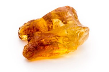 beyaz zemin üzerinde kahverengi karamelize şeker.