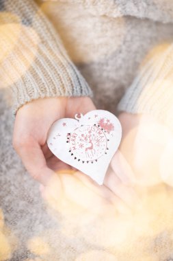 Noel dekoru kadınların elinde. Noel tebrik kartı. Kadının. 