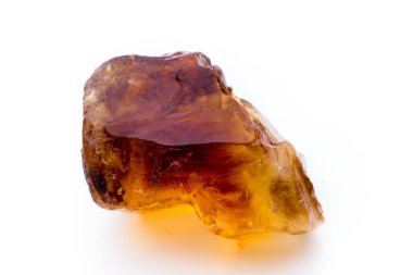 beyaz zemin üzerinde kahverengi karamelize şeker.