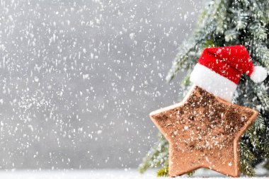 Bronz Yıldız und Noel Baba şapkası. Noel desen. Üzerinde arka plan 
