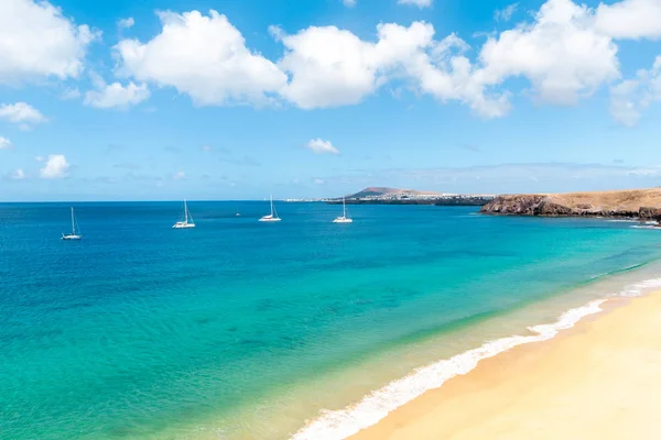 Güzel sahil manzarası ve tropikal Lanzarote denizi. Canar