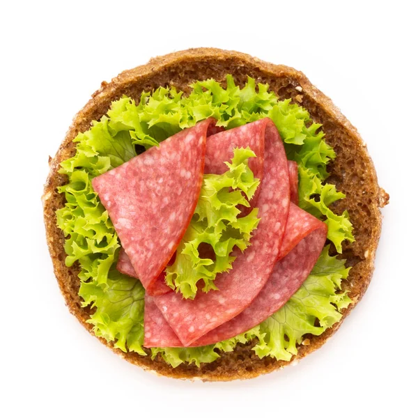 Beyaz arka planda salamlı sandviç..