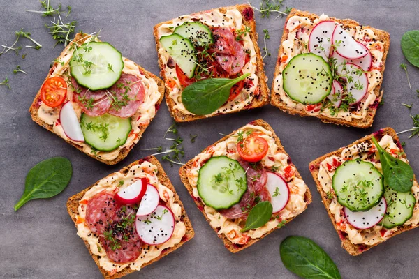 Krem peynirli, sebzeli ve salamlı sandviç.. 