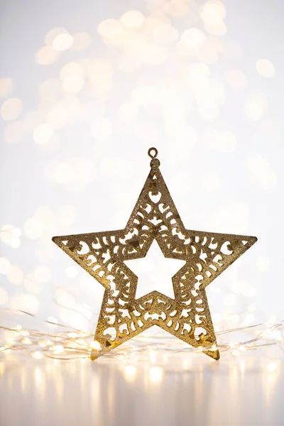 Boże Narodzenie bokeh tło z dekoracyjną gwiazdą. — Zdjęcie stockowe