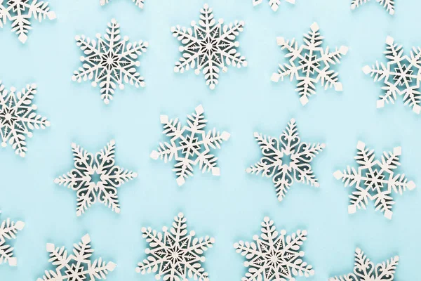 クリスマスの背景。ピンクの背景に白い雪の装飾 — ストック写真