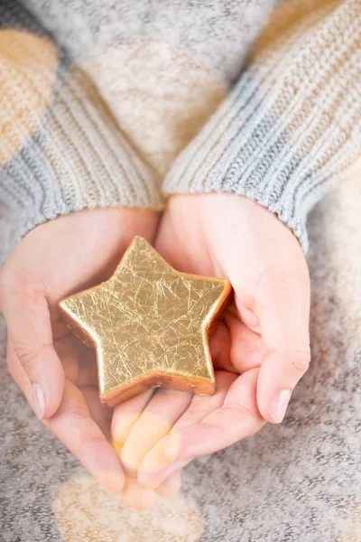 Noel dekoru kadınların elinde. Noel tebrik kartı. Kadının. — Stok fotoğraf