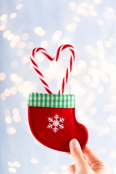Декор рождественских конфет в женской руке. Рождественское поздравление — стоковое фото